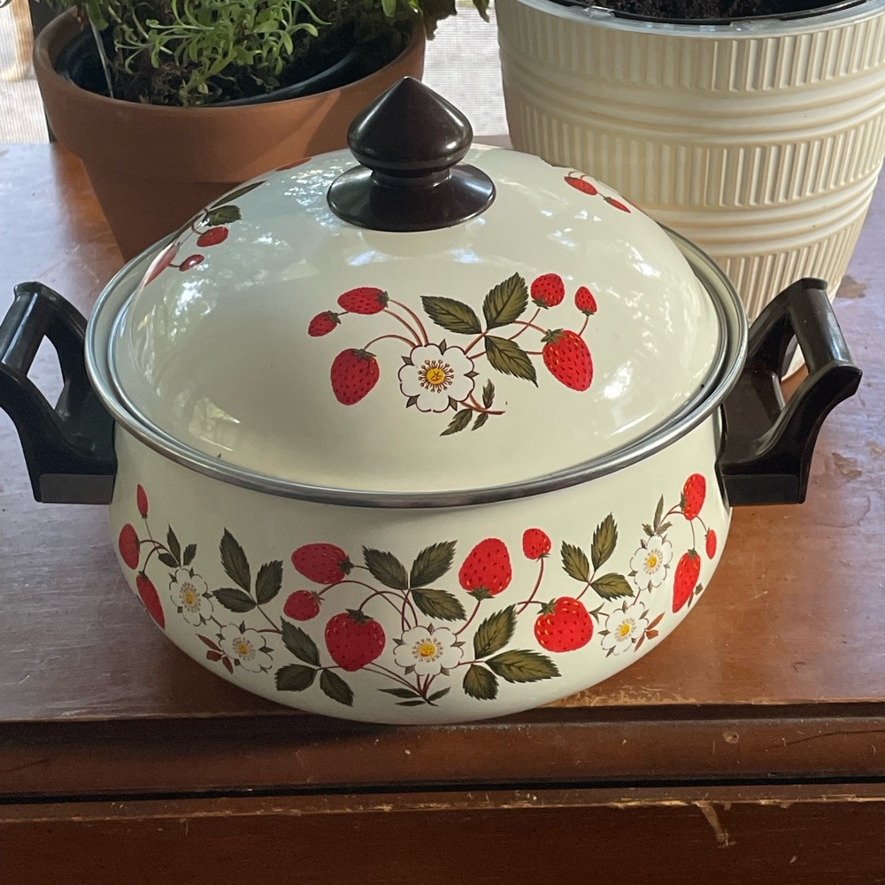 Sheffield strawberries n crème stock pot with lid